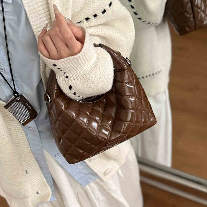 

Красные сумки с буквами для женщин, новые универсальные сумки для отдыха из плутониевой кожи на одно плечо, модные дорожные квадратные сумки через плечо