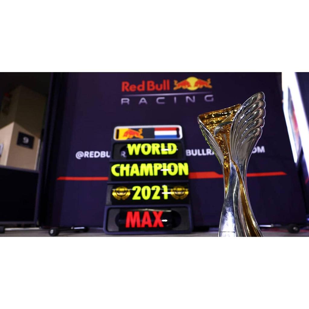 Minichamps Scale Red Bull Racing Honda RB16B 2021 F1 Abu Dhabi GP Winner Verstappen World Champion with Pit Board 1/18 #33 M. (110212333)