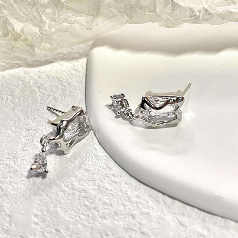 

Niche Design Water Drop Zircon French Texture Metal Earrings Simple Personality Premium Stud Earrings Women