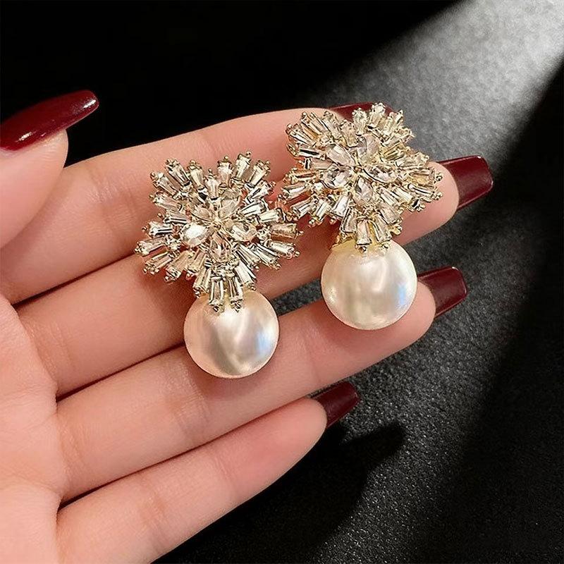 

Super Flash Zircon Pearl Flower Shape Earrings Women S High Sense Light Luxury Temperament Earrings Fashion Niche Versatile Earrings