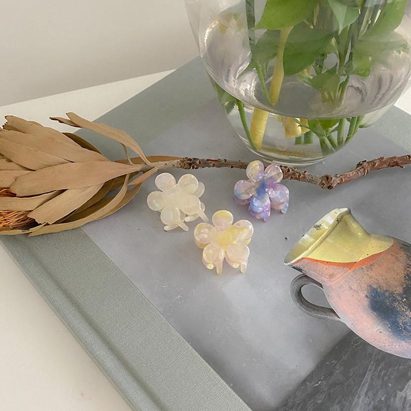 Delightful Mini Hair Claw Clip For Girls Charming Floral Design Handmade Hair Accessory