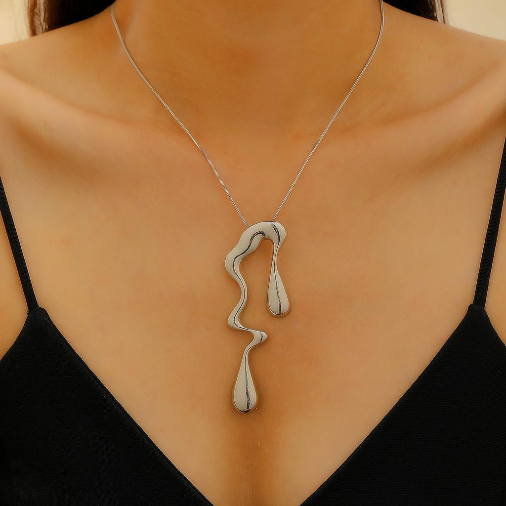 Flytande oregelbundna geometriska örhängen söta och coola personlighetsdesignkänsla enkla legeringsvattendroppeörhängen