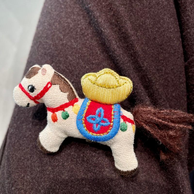 Charming Cloth Horse Brooch for Women - Perfect for Coats & Scarves, Stylish Decorative Pin, Unique Design Accessory.