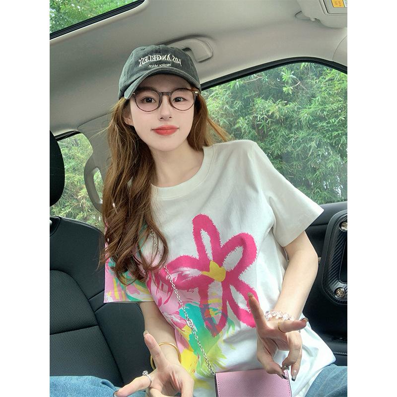 Short-sleeved T-shirt for women, new summer gradient graffiti flowers, age-reducing design, trendy shoulders