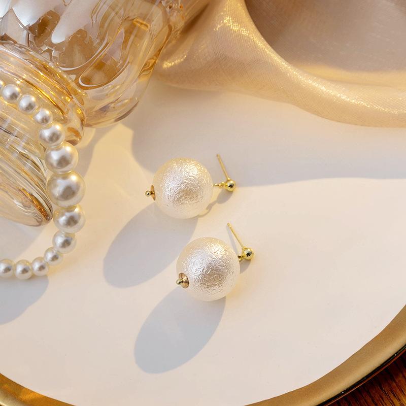 Silver Needle French Retro Gentle Cotton Pearl Stud Earrings, Light Luxury High Sense Hepburn Style Temperament Pearl Earrings Women