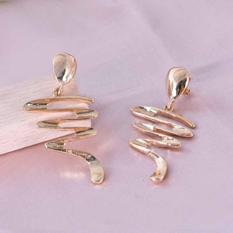 European Elegant Irregular Twisted Liquid Ear Studs: Light Luxury Earrings for Women золотой