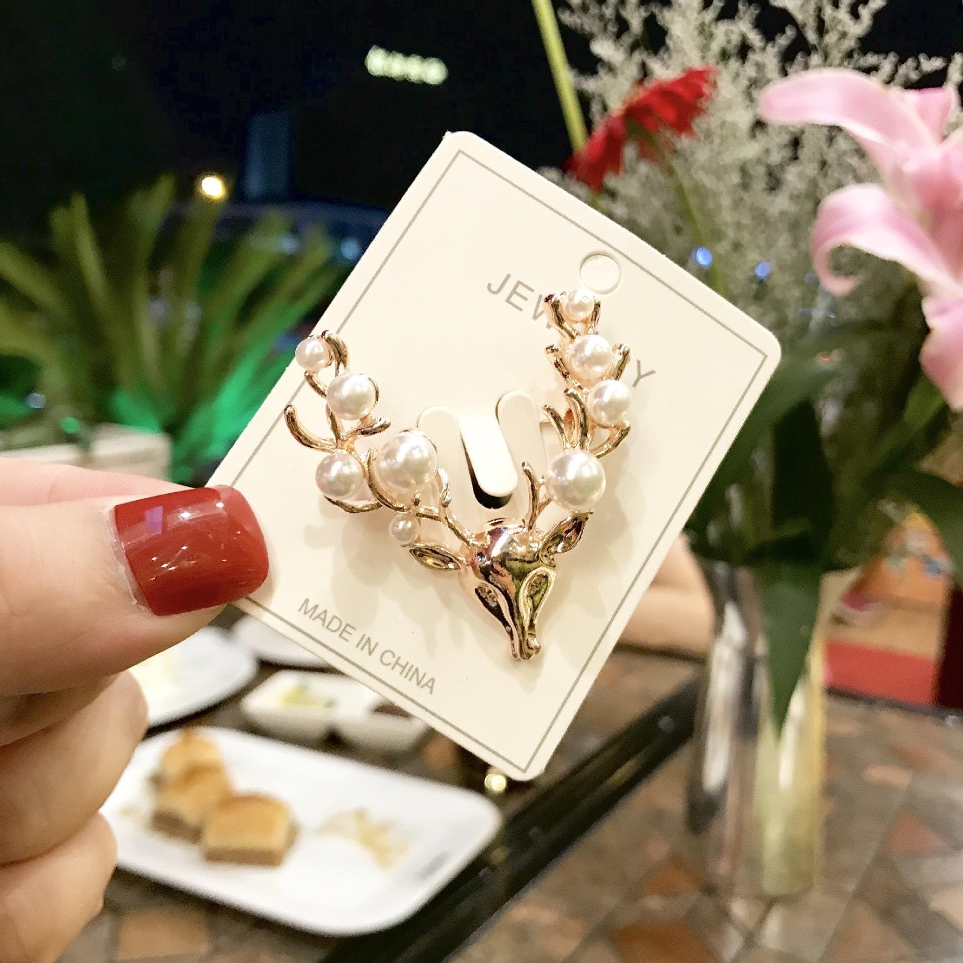 

Deer Head Brooch One Size