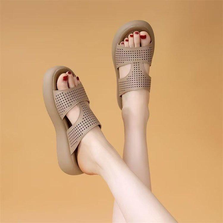

Casual open-toed two-wearing sandals women s 2025 summer new lightweight soft-soled breathable versatile non-slip and wear-resistant Roman shoes 40