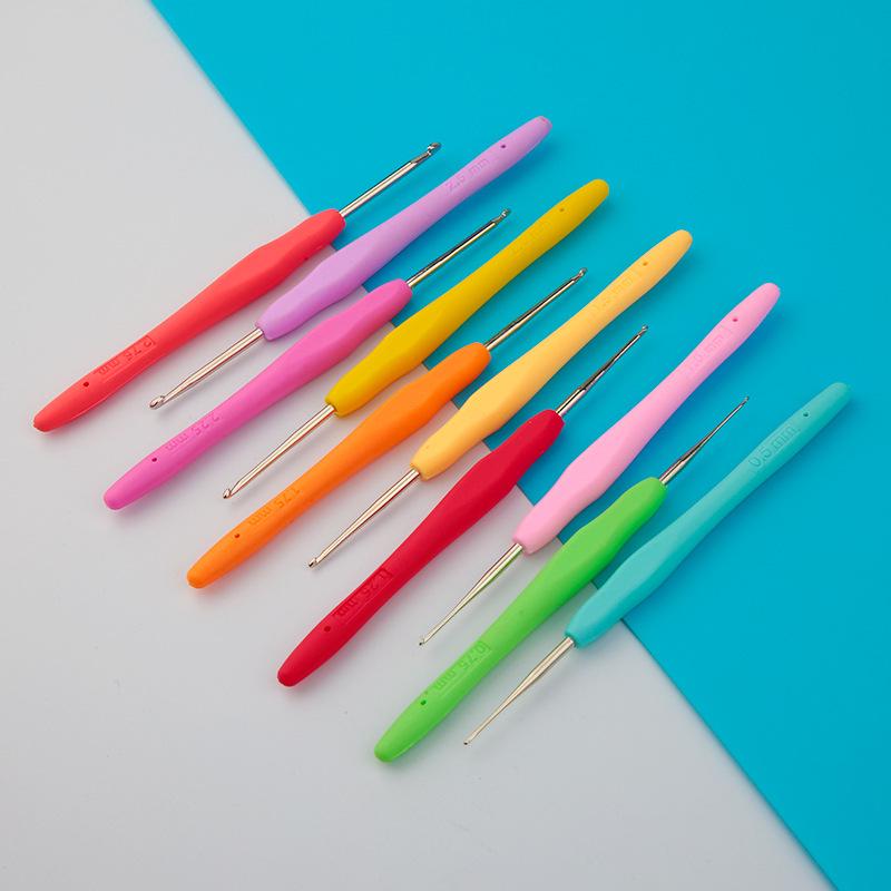 Colorful Metal Crochet Hook with Plastic Handle for DIY Knitting