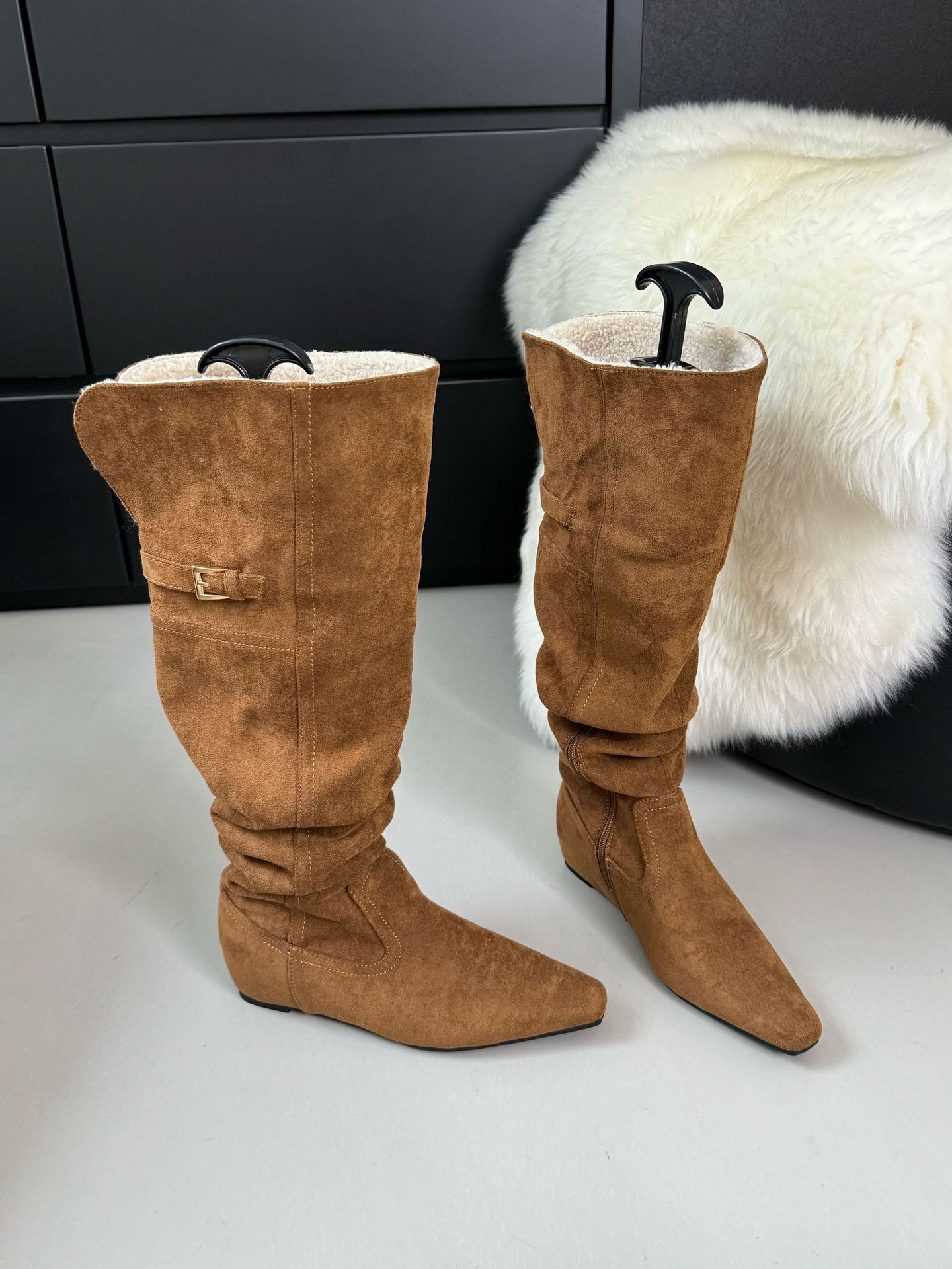 

Ботфорты, зимние ботинки, флисовые ботинки с мехом, женские новые замшевые тонкие ботинки осень-зима 2025, рыцарские ботинки 40 верблюжий коричневого