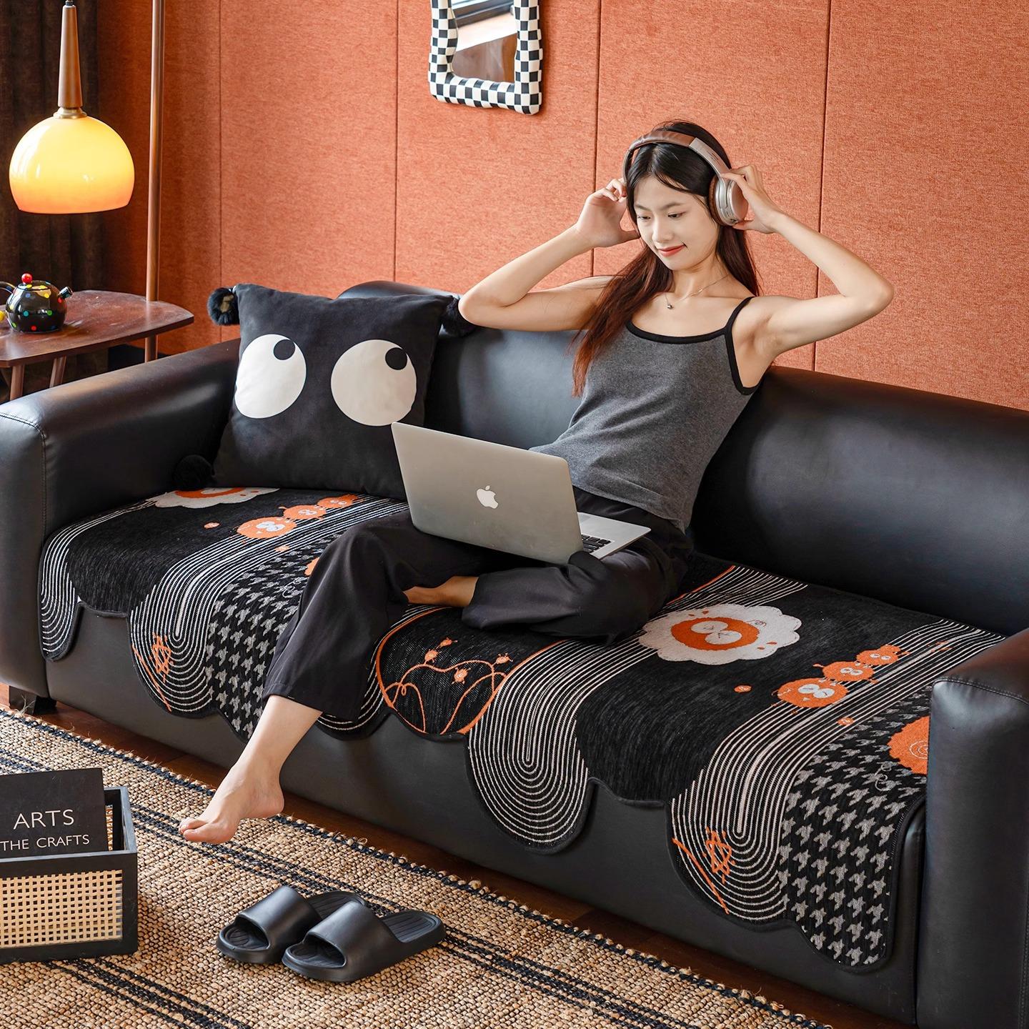 

2025 new special-shaped sofa cushion, universal in all seasons, non-slip and anti-cat scratching leather sofa, modern simple and advanced seat cushion 70*70cm