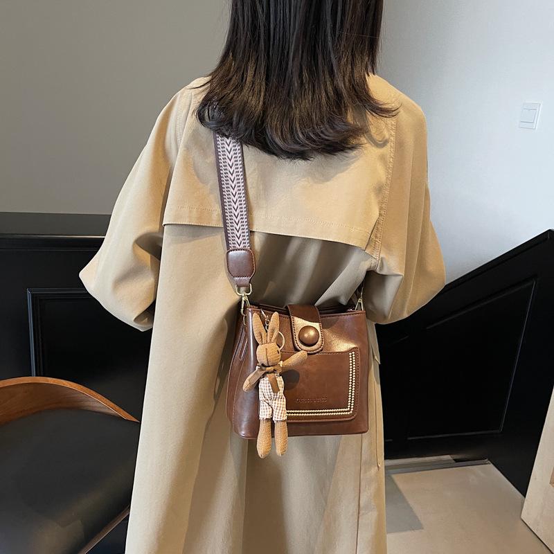 Niche design bag women pu new popular small square bag messenger bag retro versatile portable bucket bag