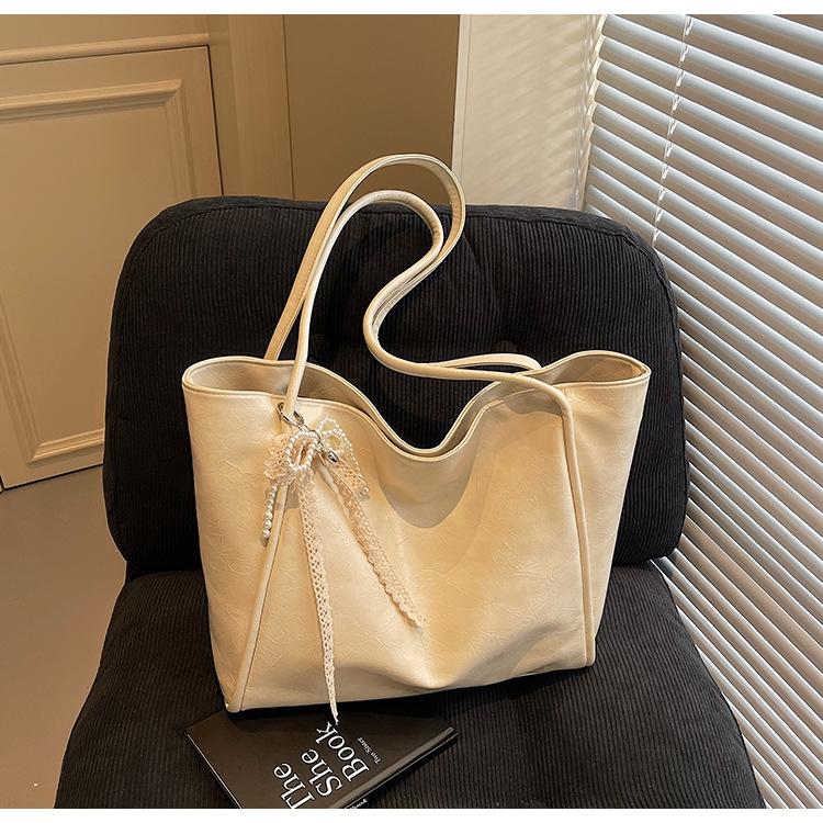 

Простая и универсальная сумка женская большой вместимости 2025 новая весна-лето повседневная на плечо мягкая кожаная сумка-тоут