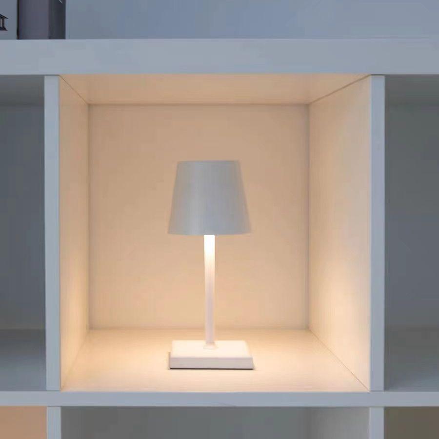 Lámpara de mesa mini inalámbrica profesional, resistente al agua IP54, con batería de 5200 mAh y luz táctil regulable para restaurante y comedor.