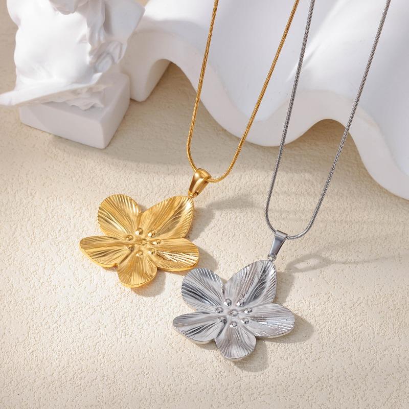 Vintage court style stainless steel large flower pendant necklace women's waterproof design necklace
