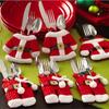 Festliche Weihnachts-Tischdekoration mit charmanten Weihnachts-Besteckhaltern und Mini-Outfits