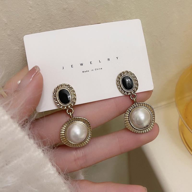Hepburn Style Retro Pearl Stud Earrings for Women - Elegant Ear Clips