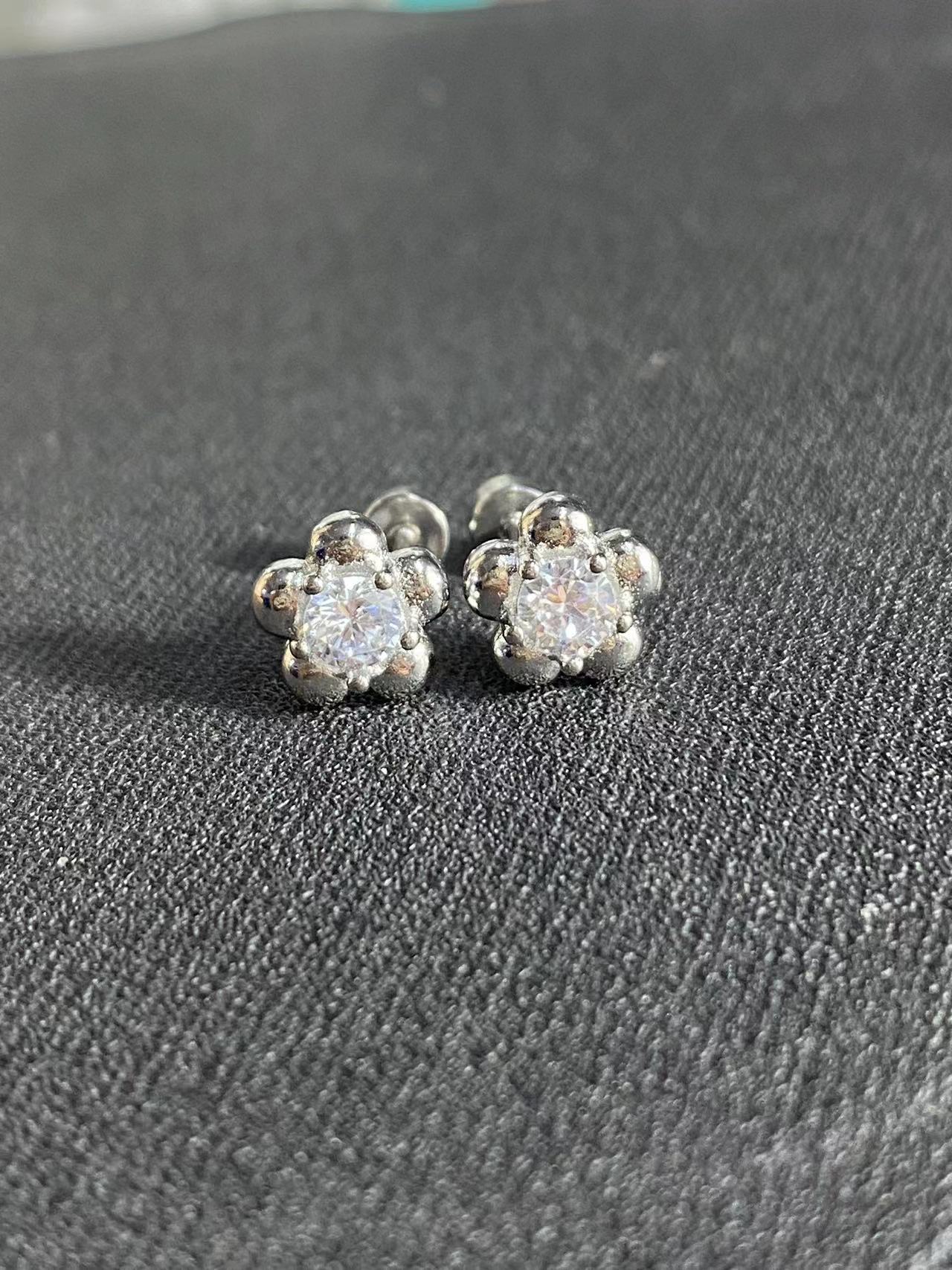 

Delicate flower stud earrings ins simple and advanced белый