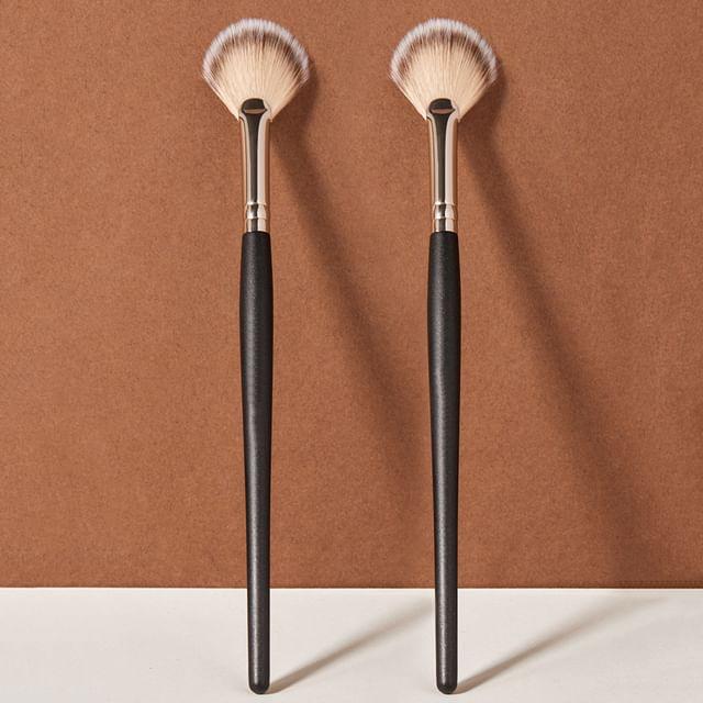 Violeta - Fan Highlighter Brush