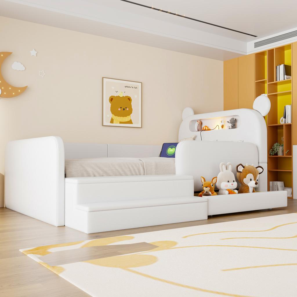 Dziecięce łóżko tapicerowane 90 x 200 cm z zagłówkiem w kształcie głowy misia, lampką nocną, portem ładowania USB, schowkiem i siedziskiem-stopniem, pokrycie ze skóry ekologicznej, białe