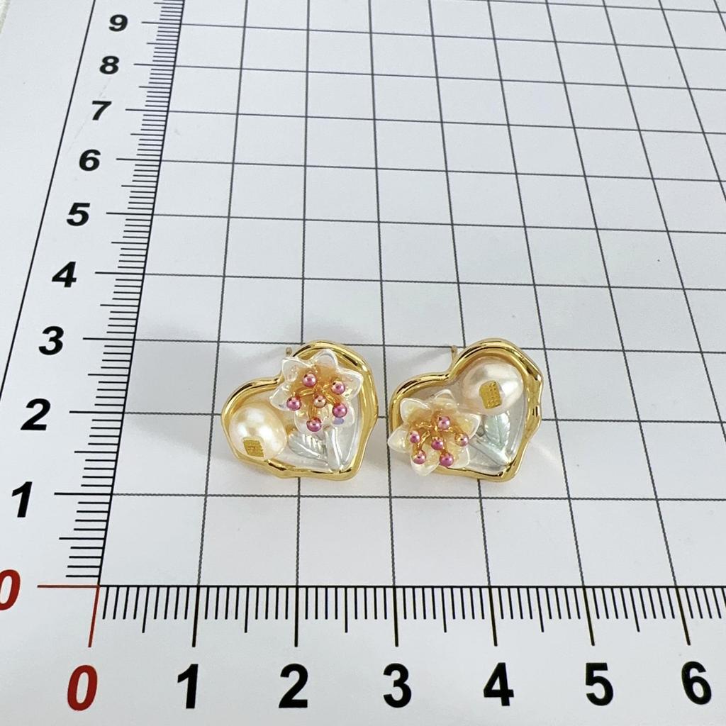 Elegant Heart-Shaped Freshwater Pearl Stud Earrings - Stylish, Luxurious, and Versatile for Women.