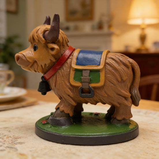 Highland Cow Figurine Resin Animal Ornament Hand-Painted Cute Small Cow Statue Table Centerpiece for Farmhouse Living Room Dining Table Decoration