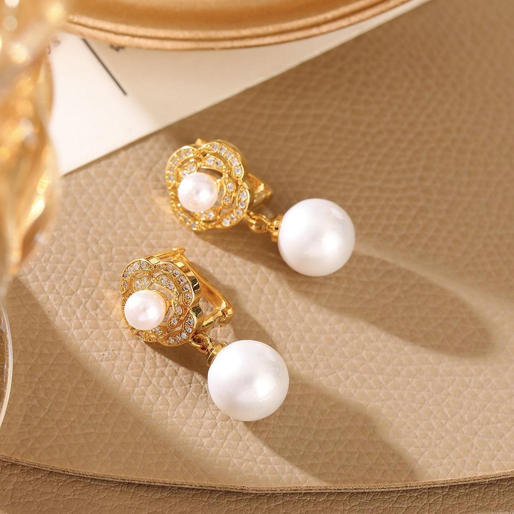 Luxurious Flower Pearl Zirconia Stud Earrings in Gold-Plated Copper – Elegant, Versatile Jewelry