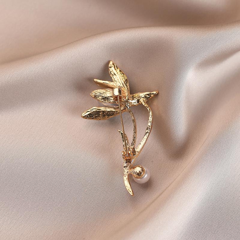 The Fresh and Elegant Peony Pearl Brooch Exudes A Sense of High-end Luxury and A Retro Floral Accessory. It Is A Fashionable Brooch