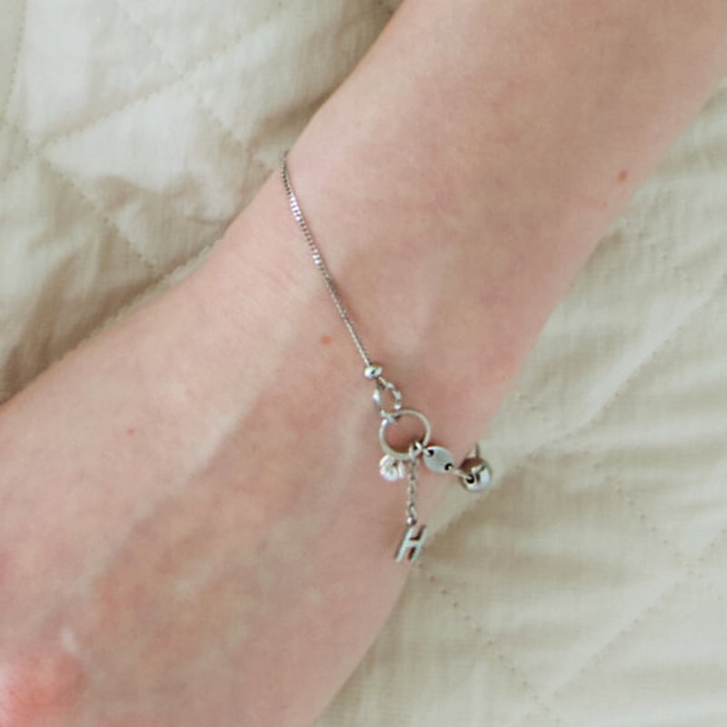 pearlymore initial drop ring point bracelet