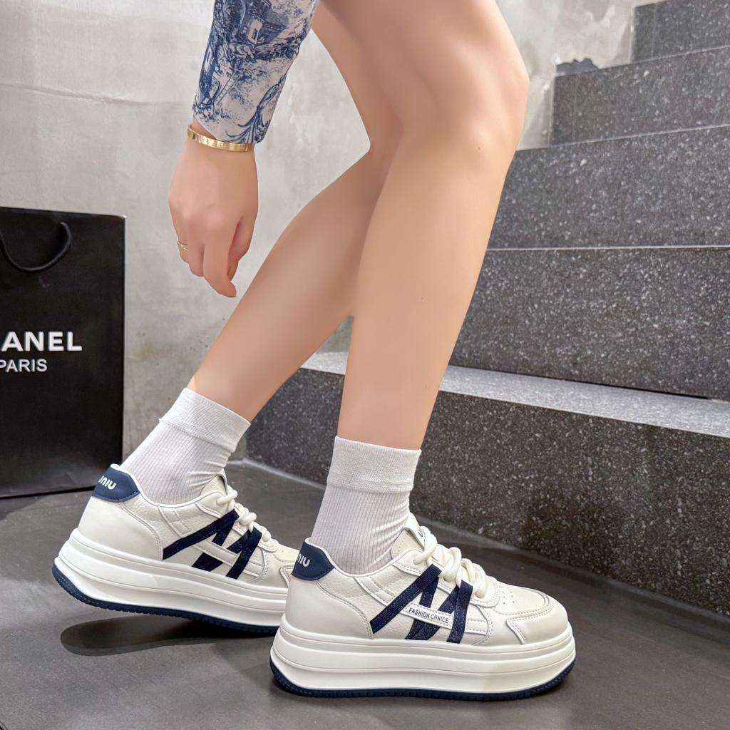 Niche Design Bread Shoes 2025 New Lightweight Soft-soled Platform White Shoes Women's Leather Versatile Sports Shoes