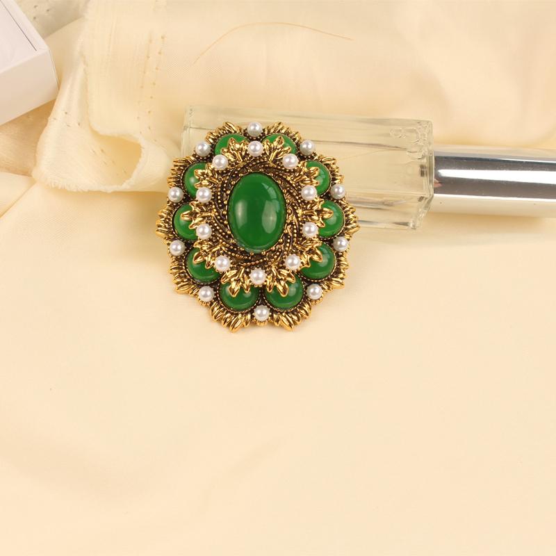 

Fashin Women Men Vintage Baroque Classic Design Brooches Pins Retro Palace Resin Badges Party Banquet Accessories For Women Men