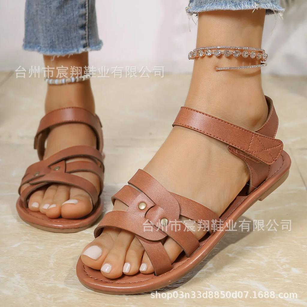 2025 New Women's Flat Sandals for Summer. Casual Rivet Sandals with Comfortable Flat Soles, Stylish and Versatile Beach Shoes.