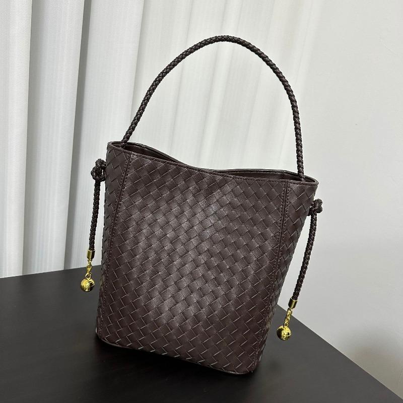 New medieval fashion versatile leather square shoulder underarm crossbody tote bag woven bag hand bucket bag