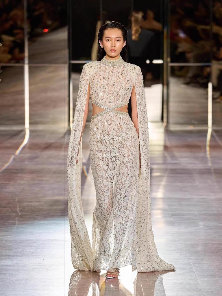 Elegante Vestido Blanco de Encaje con Cuello Alto, Mangas tipo Chal y Cintura Calada