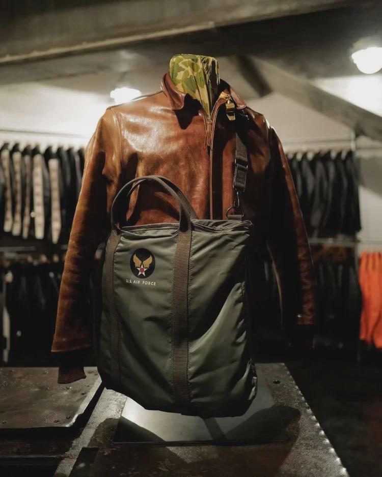 OKONKWO Retro-Umhängetasche für Pilotenhelme – vielseitige Hand-/Messengertasche für Motorräder.