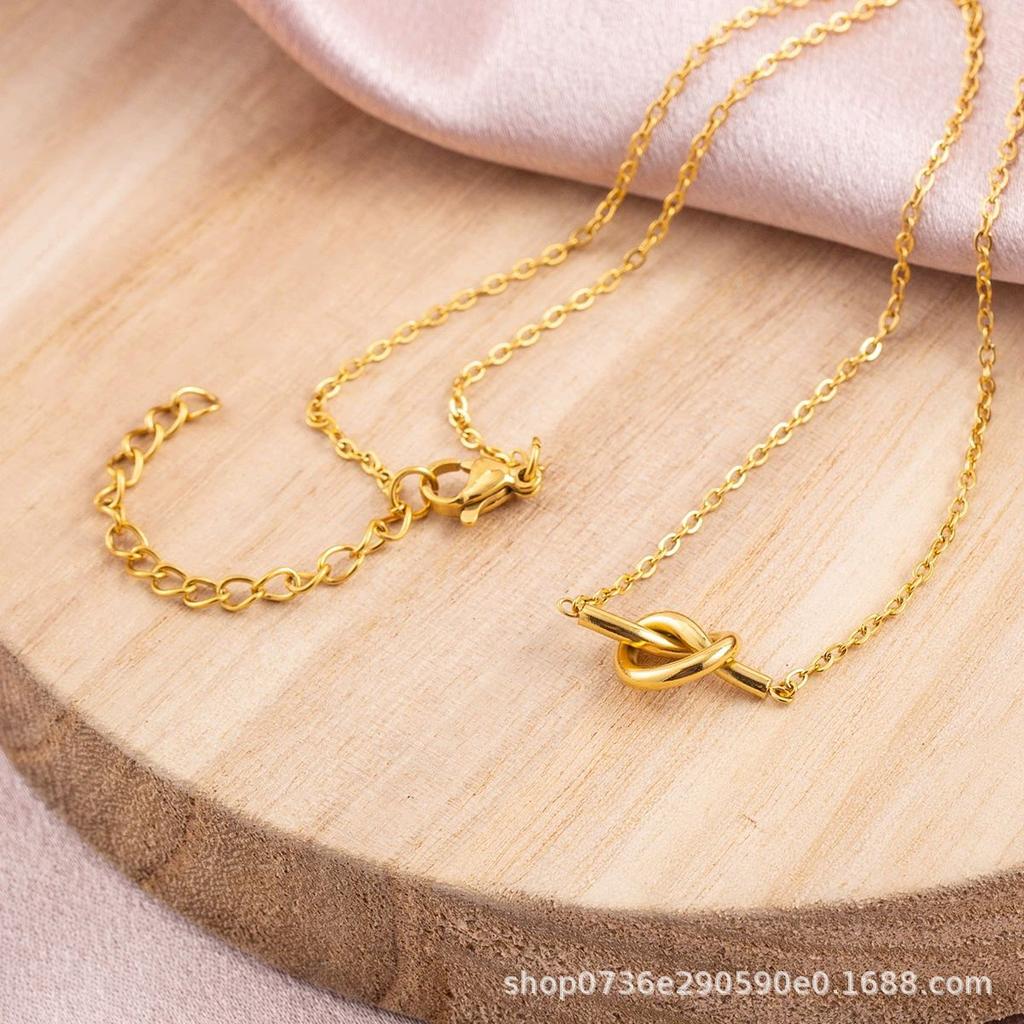 Versatile Knotted Necklace Love Pendant Female Niche Design Does Not Fade Collarbone Chain Premium