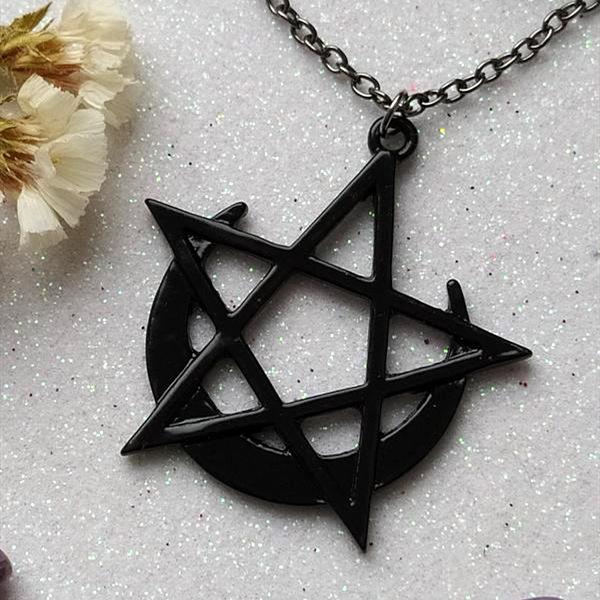 

Fashion Gothic Black Hollowed-out Five-pointed Star Crescent Moon Pendant Necklace for Women Halloween Party Amulet Jewelry Gift