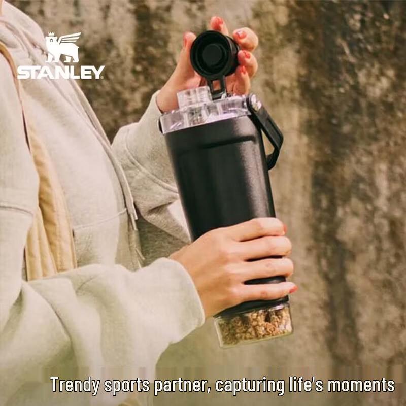 STANLEY Borraccia Sportiva Shaker Isolante in Acciaio Inossidabile