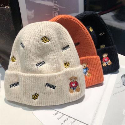 Nuovo piccolo cappello lavorato a maglia con orsetto per bambini, tendenza alla moda, protezione per le orecchie calda, carino cappello invernale lavorato a maglia di tendenza