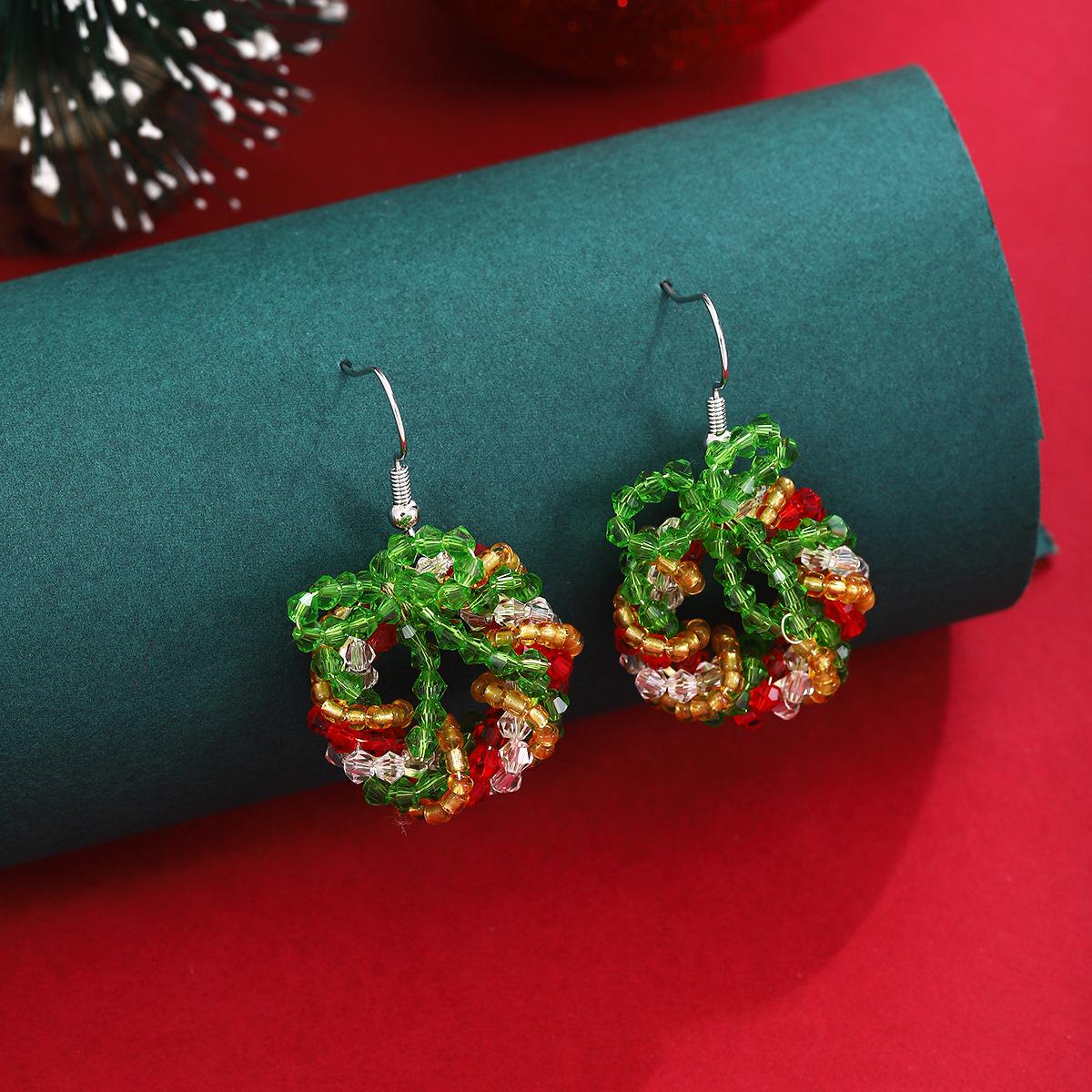 

Праздничные красочные серьги-венки с бусинами