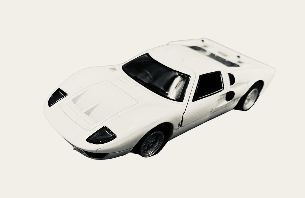 Kinsmart 1966 Ford GT40 MK2 White Scale Diecast Car 1/32