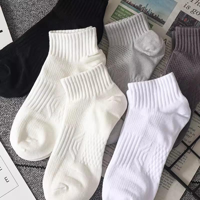 Herren Trendige Schwarz & Weiße Niedrig Geschnittene Geruchsresistente Schweißabsorbierende Kurze Socken für den Sommer