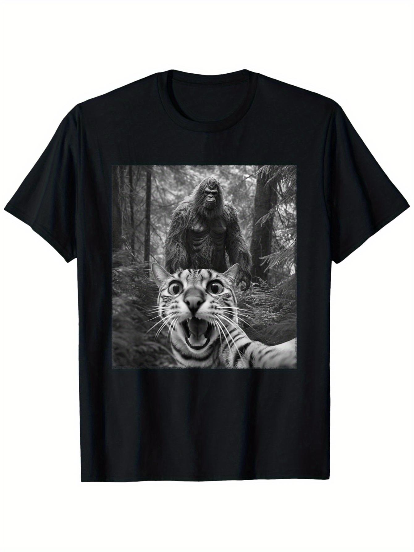 

Funny Sasquatch & Scared Cat Selfie T-Shirt - Soft Cotton, Casual Fit, Round Neck, Perfect for Easter, Valentine s Day, Christmas & Carnival Gifts S разноцветный