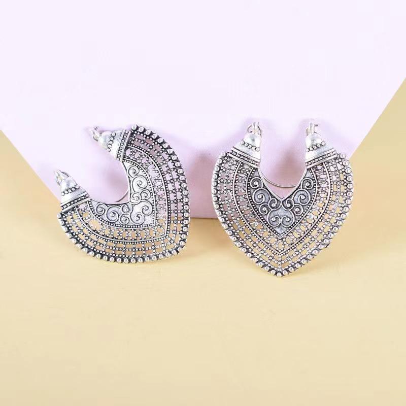 Vintage Ethnic Style Hollow Heart Earrings Fashionable Gypsy Micro Carved U-shaped Earrings Womens Jewelry Dangle Earring Gifts