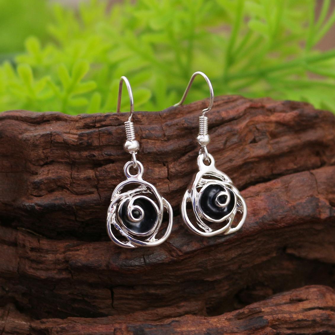 

Новые эмалевые серьги-кольца с полыми розами, женские высококлассные универсальные серьги-розы на День святого Валентина