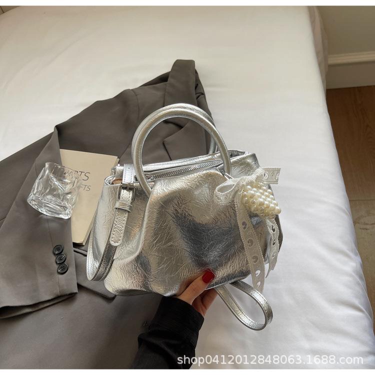 

Korean version of fashion shoulder bag portable solid color cloud bag women s 2025 summer new foreign texture messenger women s bag серебряный