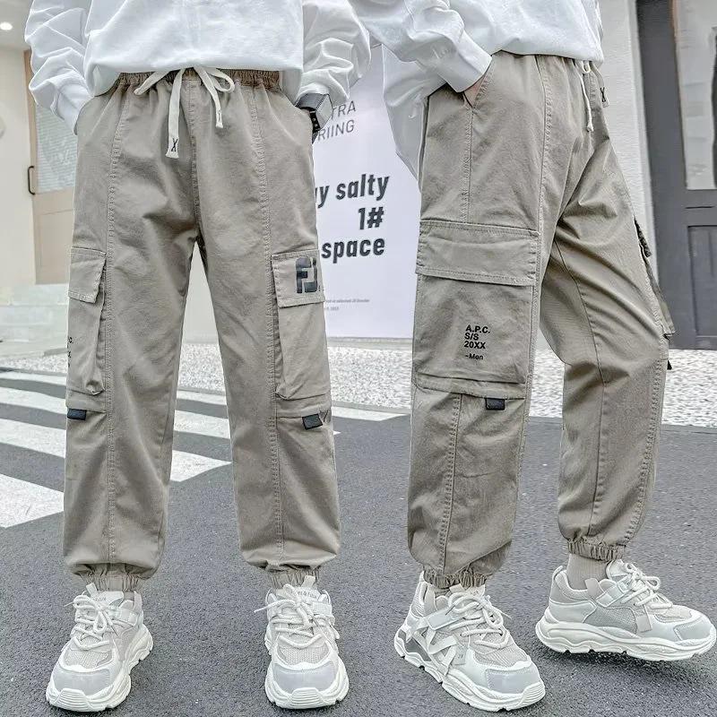 Klučičí trendy volné jarní/podzimní kombinézy s velkými kapsami a manžetami u kotníků - ležérní dětské módní sportovní kalhoty