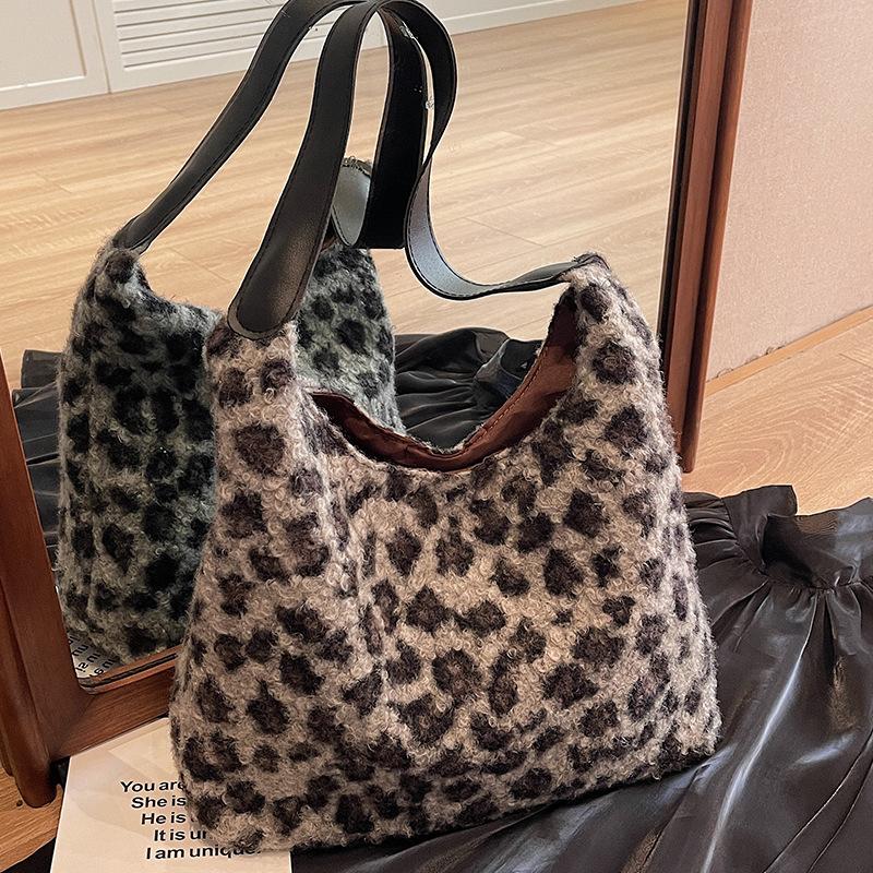 Niche Underarm Bag Women'S Retro Fashion Shoulder Bag Leopard Print Plush Tote Bag Women