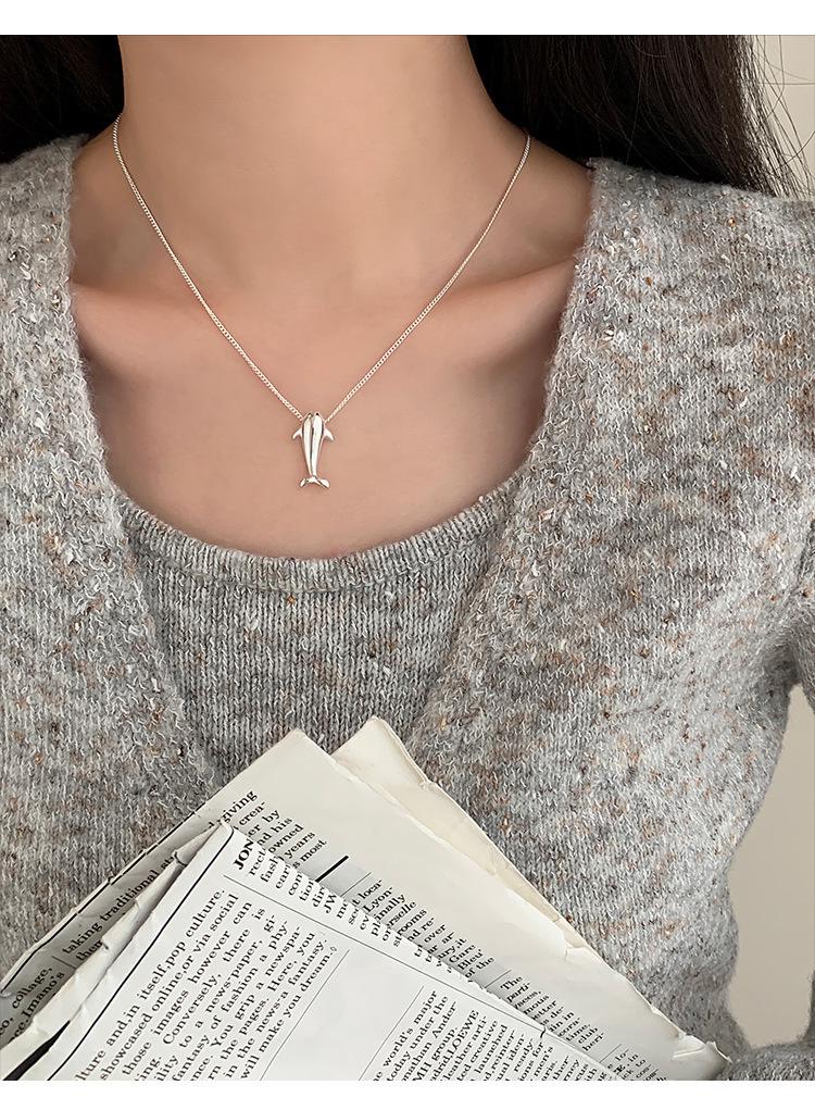 Cartoon Dolphin Pendant Necklace for Women - Small, Lightweight, Fashionable, Niche Design, High-End Clavicle Chain.