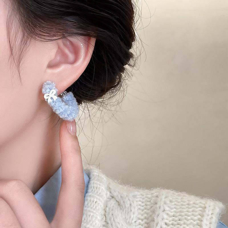 

Fashion sweet autumn and winter plush bow earrings women s personality unique color fabric circle earrings earrings earrings синій